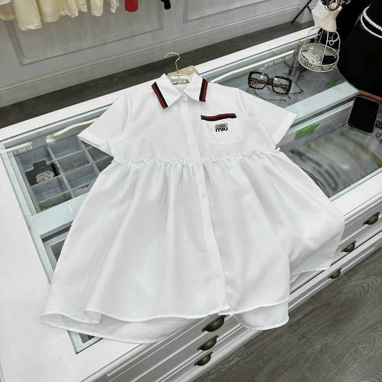 AC23-0592 Áo sơ mi trắng bụng xoè Miu Miu ZQZ-duoc-ban-tai-Chuẩn Mom’s