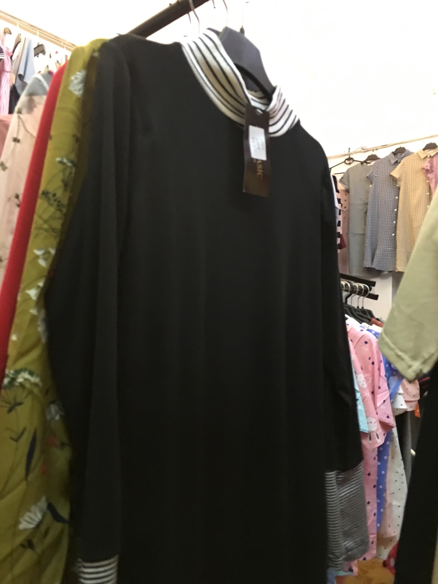 VD044 Váy suông đen cổ kẻ chân ren-duoc-ban-tai-Chuẩn Mom’s
