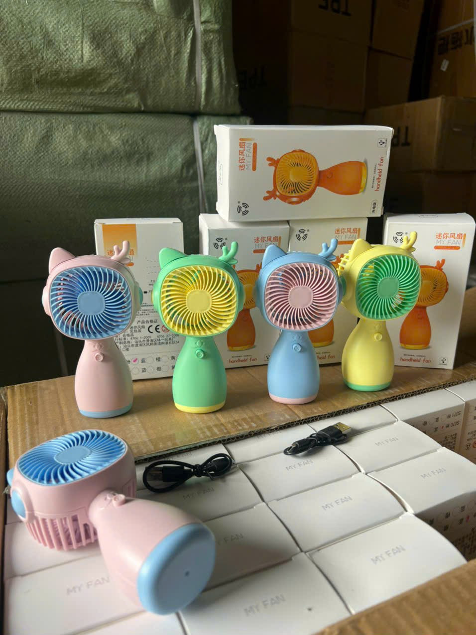 Quạt Sạc Mini Handle Fan Có Sừng (thùng 168 cây)