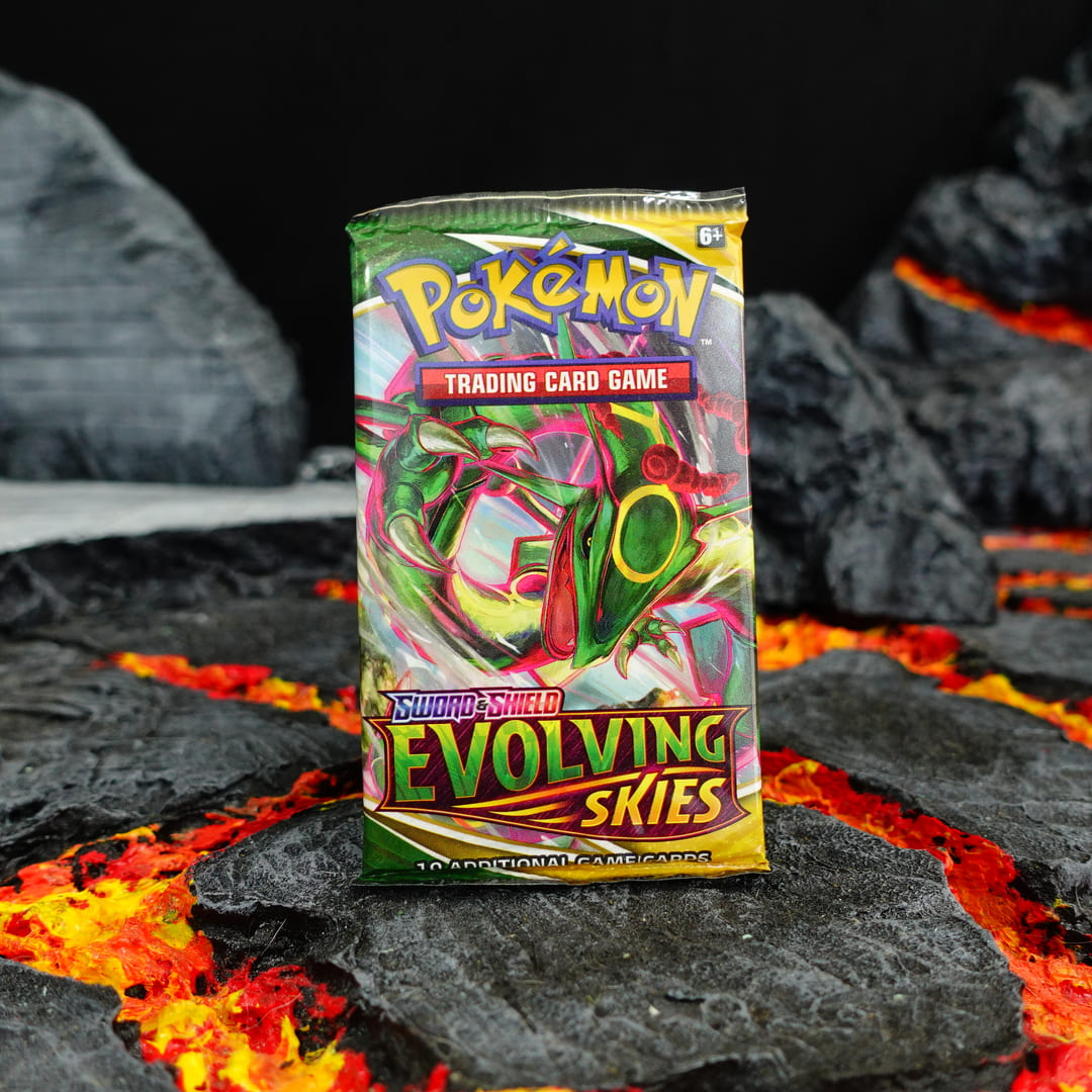 Một gói thẻ bài và bọc thẻ bài Pokemon TCG Sword and Shield Evolving