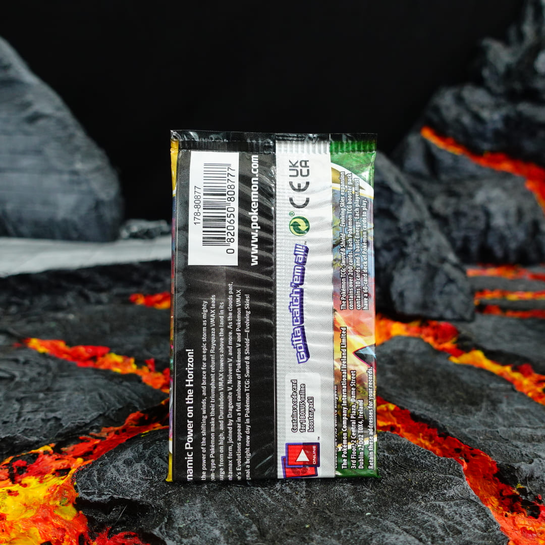 Một gói thẻ bài và bọc thẻ bài Pokemon TCG Sword and Shield Evolving