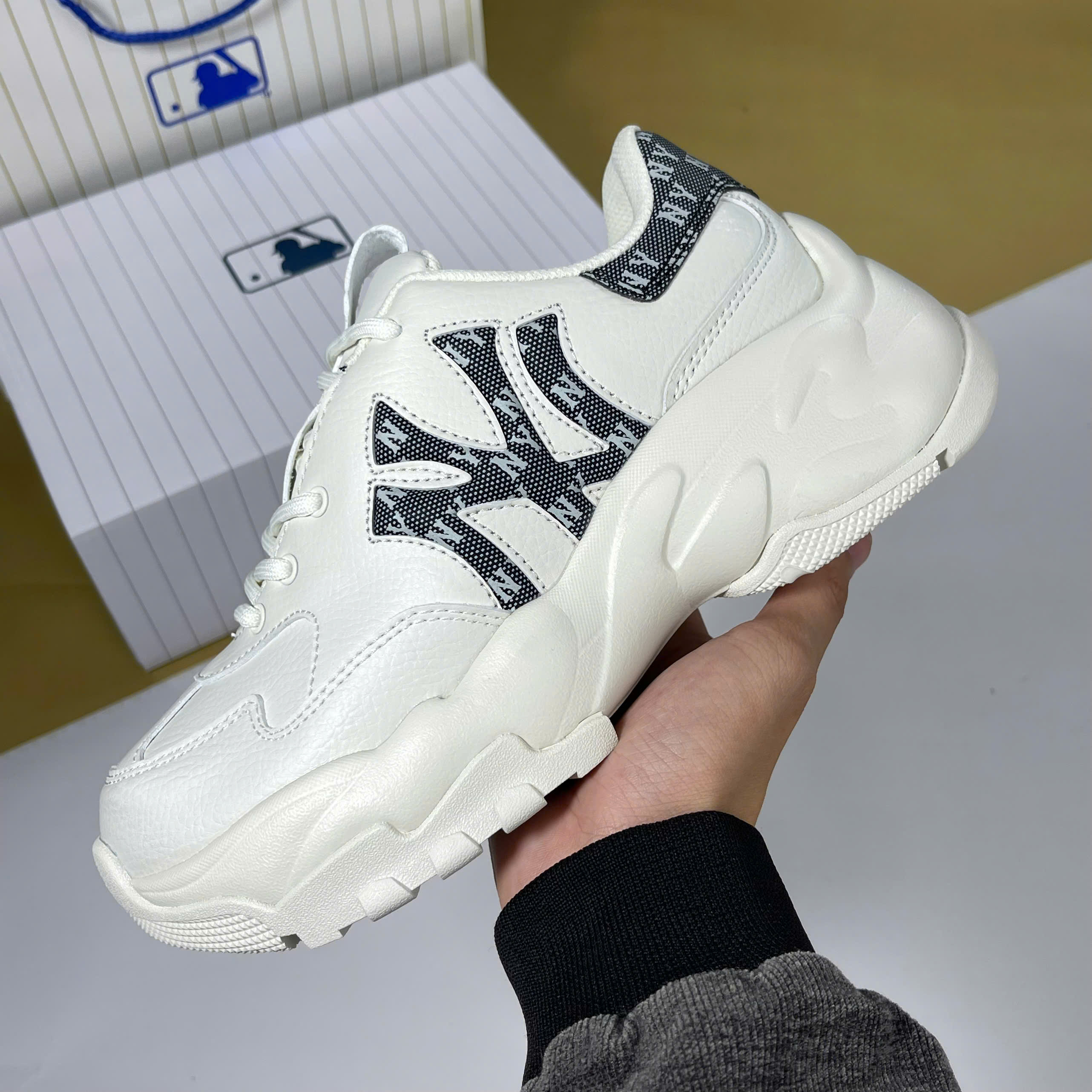 Giày MLB Big Ball Monogram Beige Black Trắng Chữ NY Đen