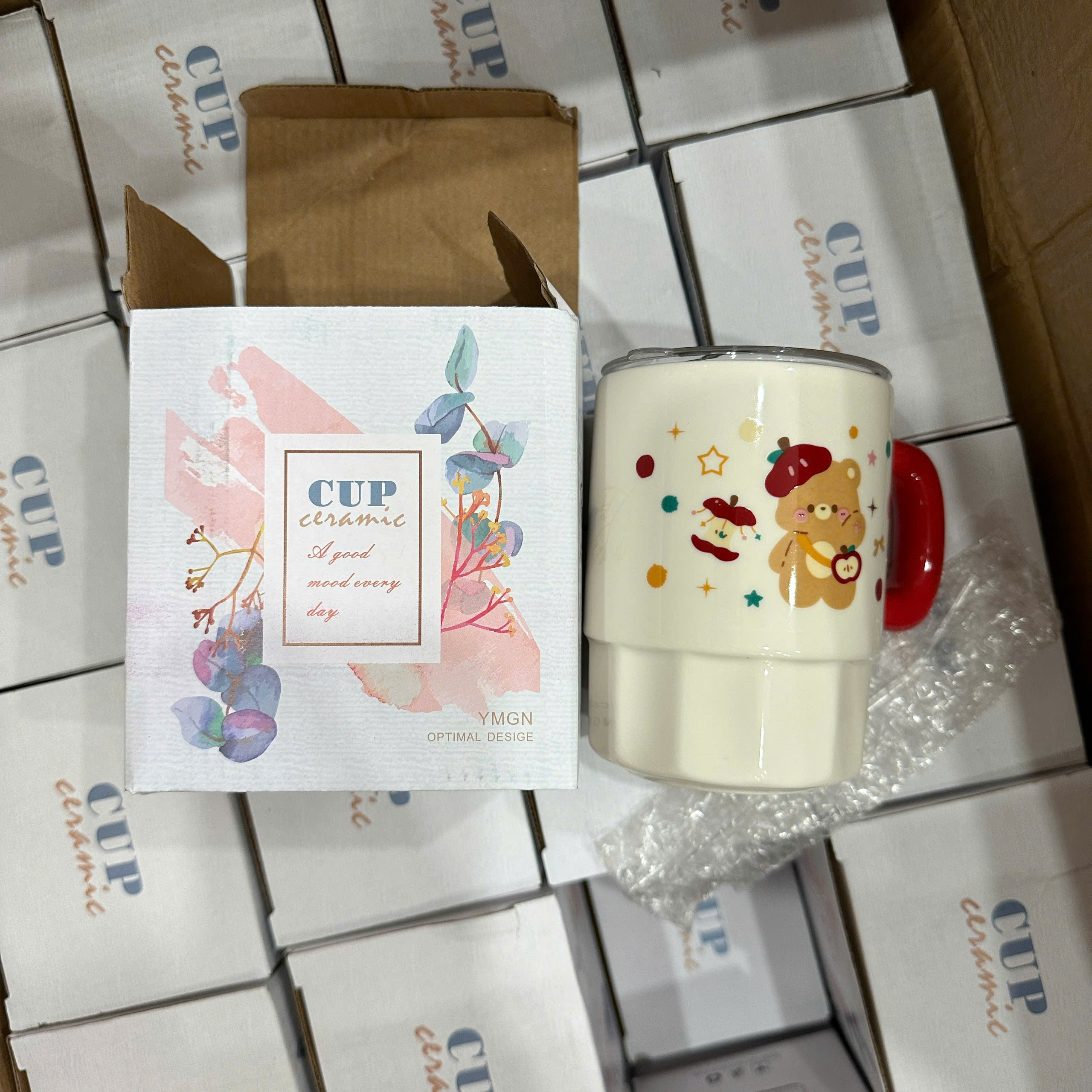Cốc sứ, họa tiết gấu táo, dung tích: 430ml.