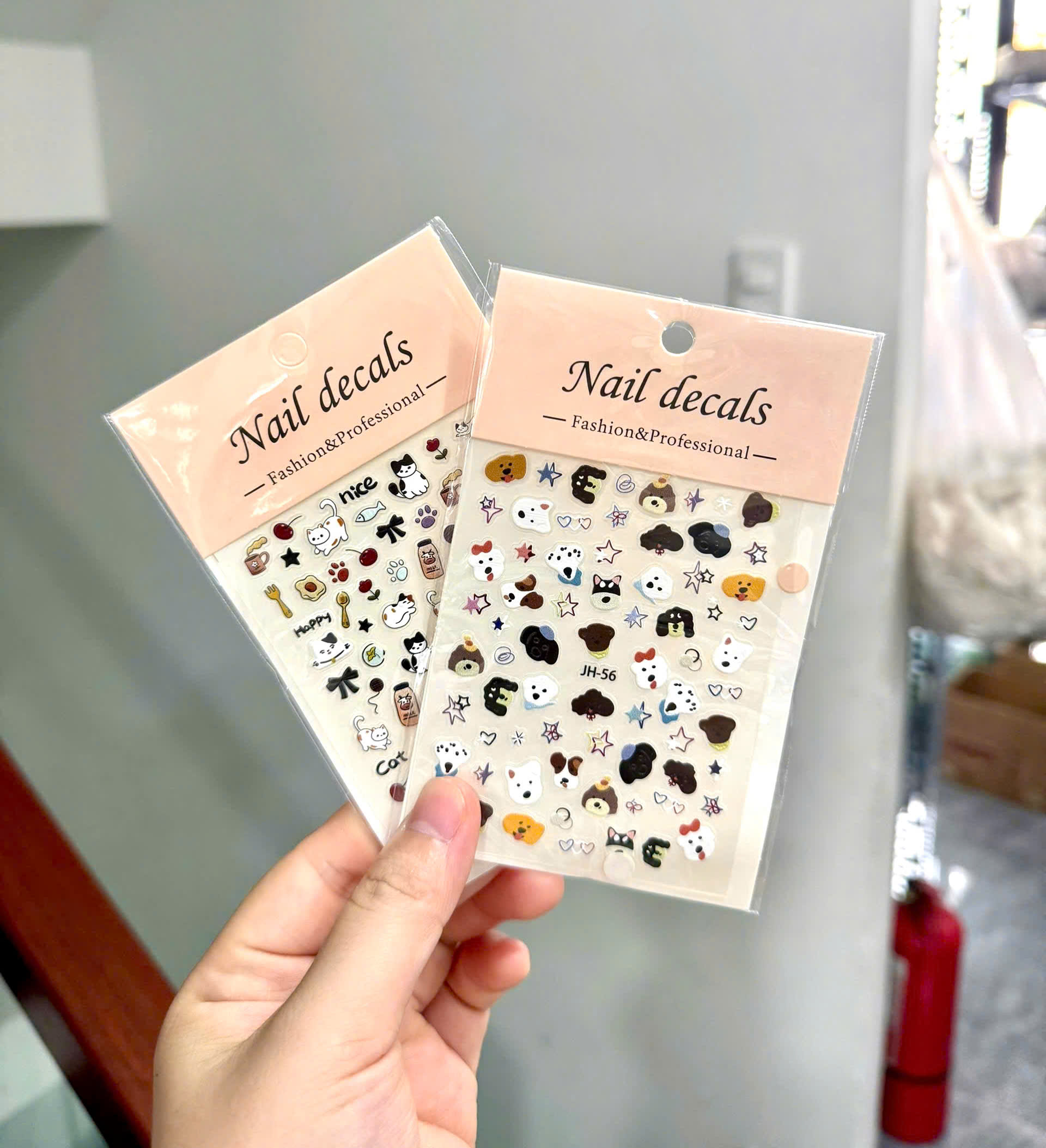 Miếng dán (decal) sticker trang trí móng tay in hình