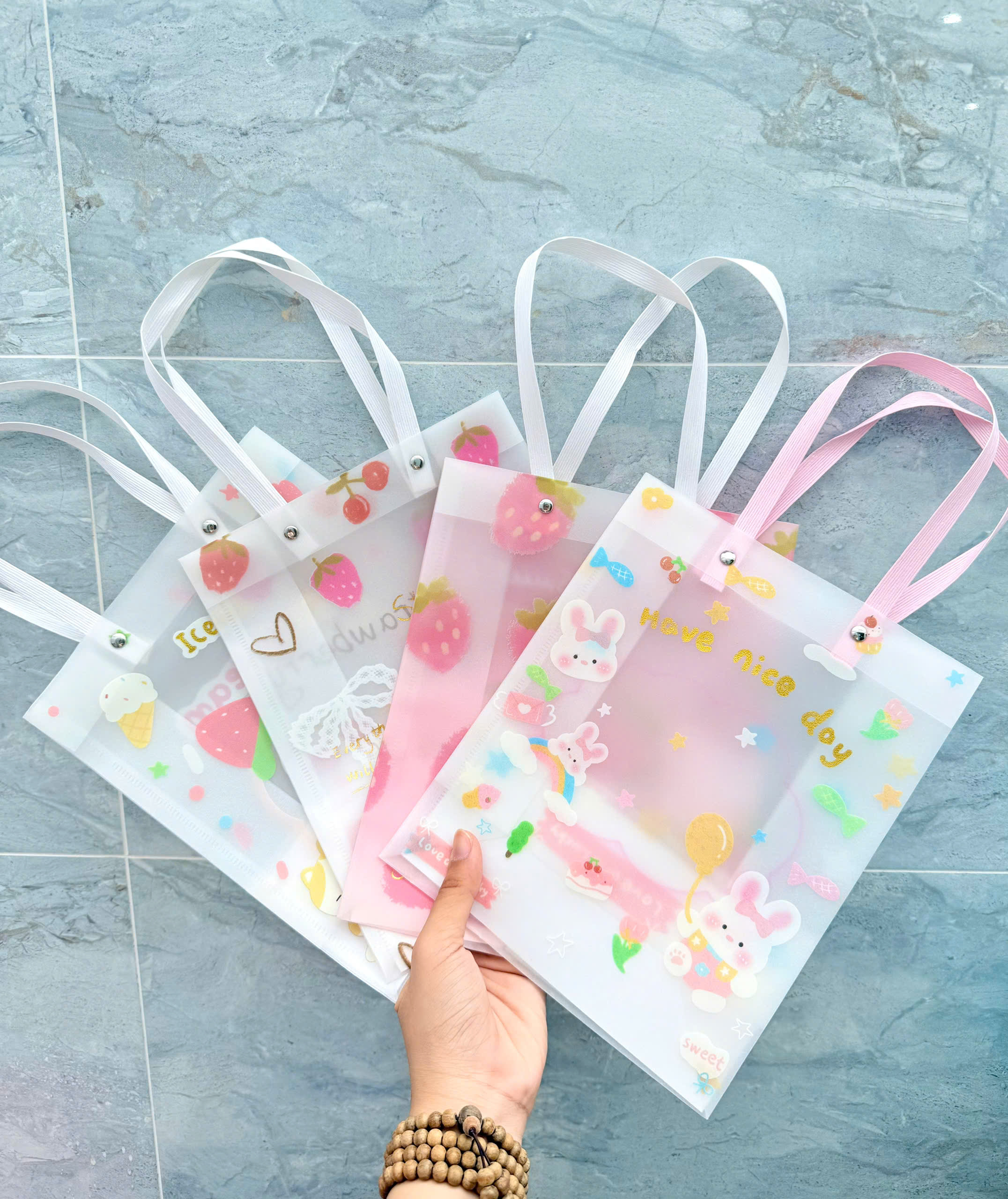 Túi quà tặng trong suốt hình hoạt hình, size trung, KT(24.5*19.5*9.5)cm