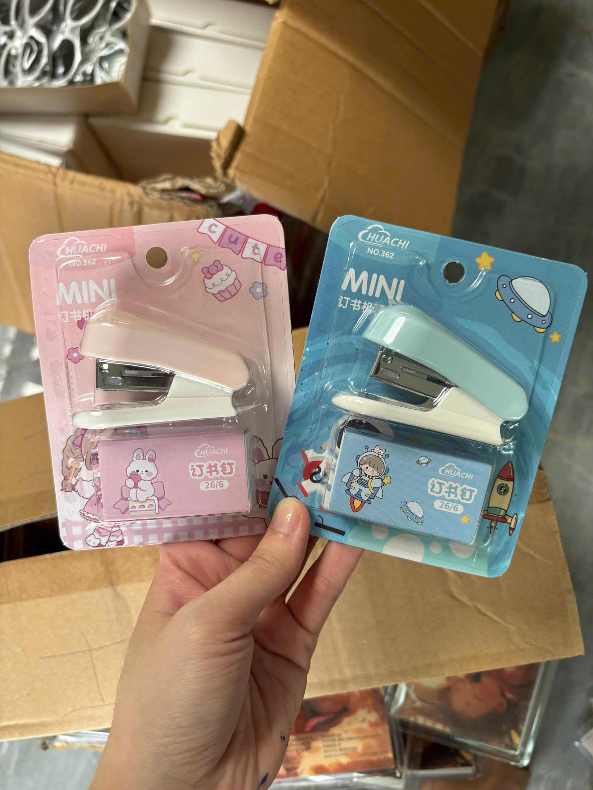 Dụng cụ dập ghim cầm tay mini, kèm hộp dập ghim thay thế, KT: dài 6 cm