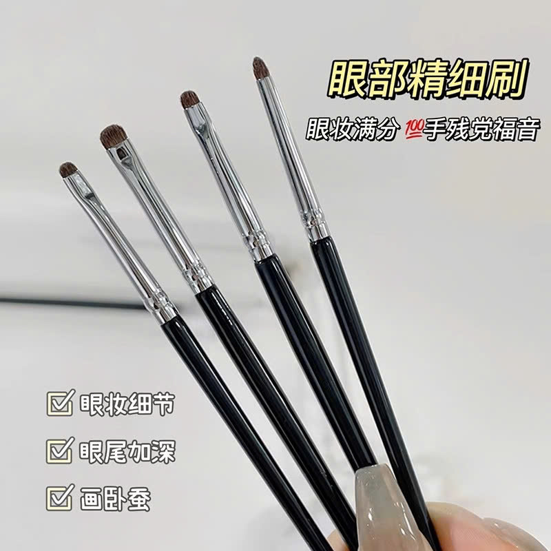 Bộ cọ trang điểm gồm 4 cái/bộ, mã kẻ mắt, KT: 0.5*16cm