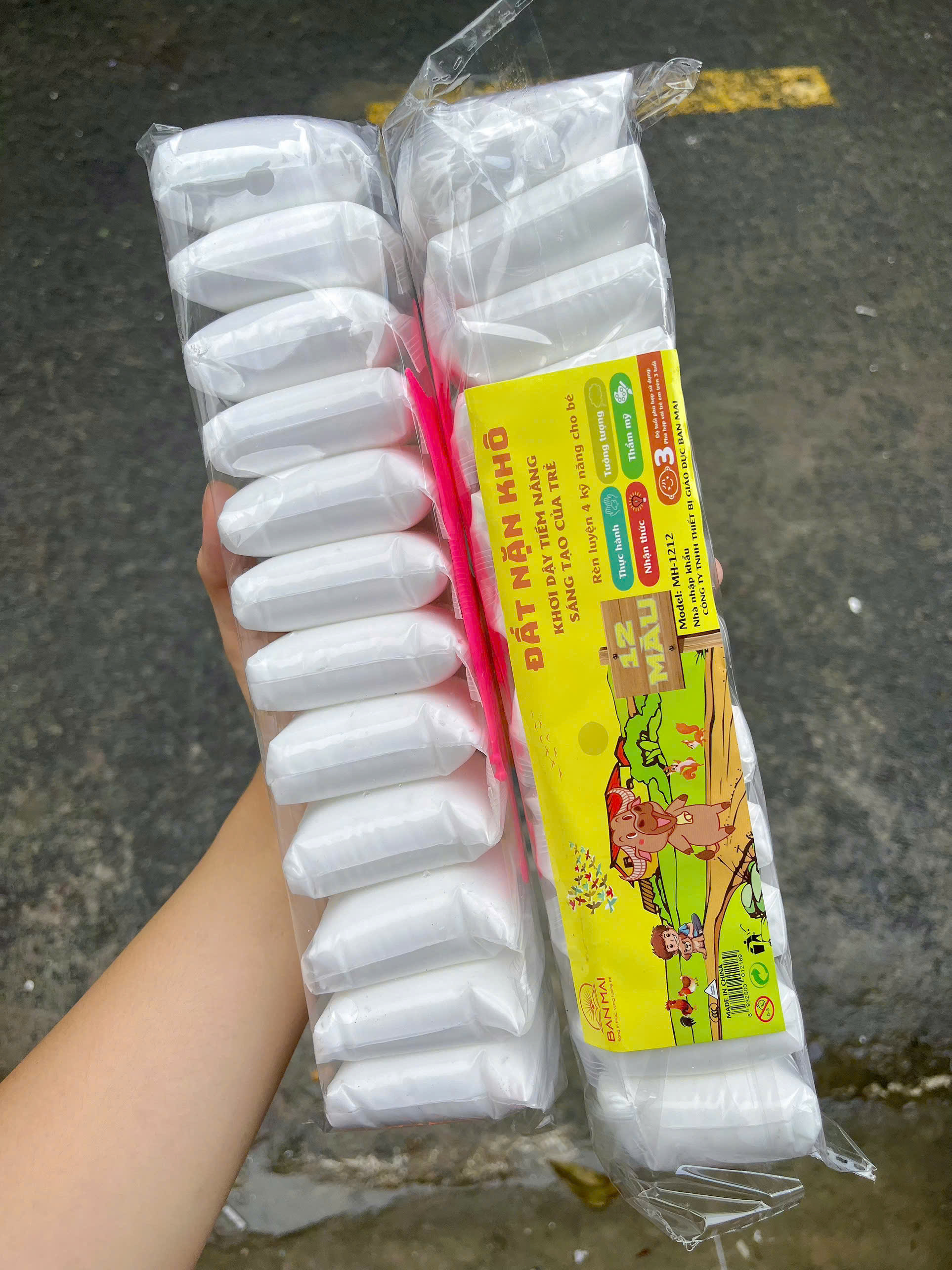 Bộ đất nặn nhiều màu (12 màu), kích thước 31 cm