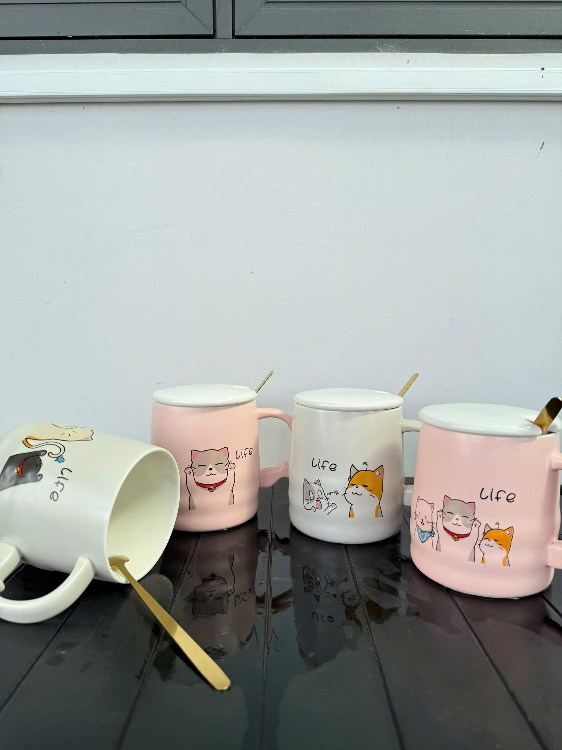 Cốc sứ có quai cầm và nắp đậy, họa tiết hình con mèo
