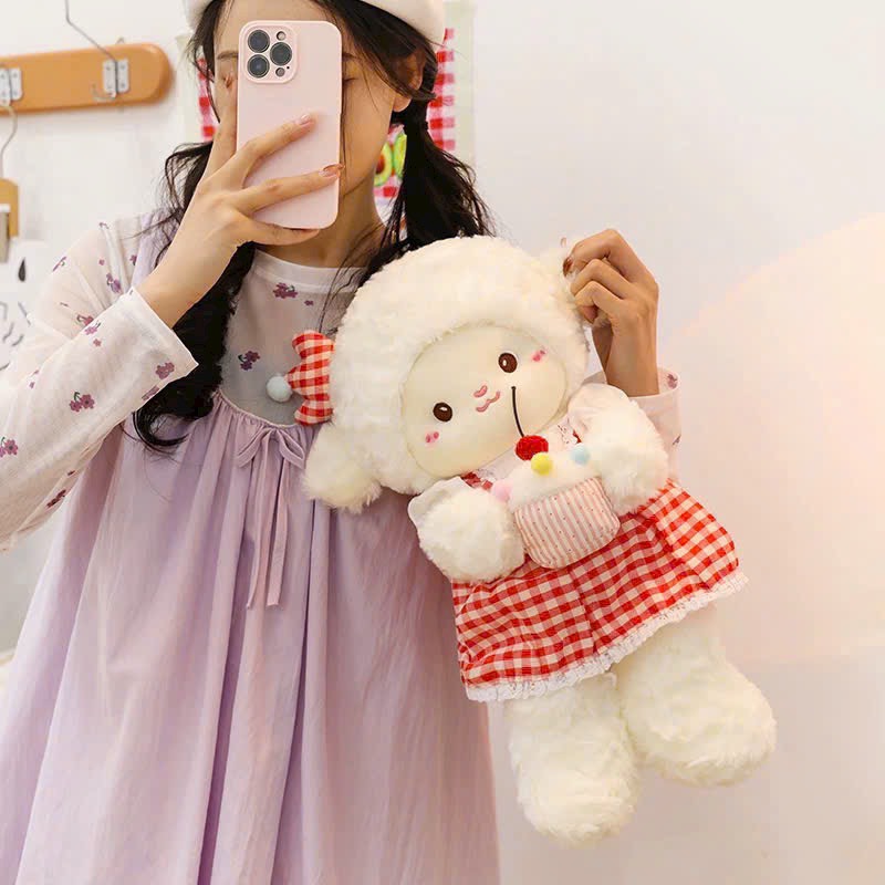 GẤU BÔNG CỪU VÁY XANH ĐỎ ÔM BÁNH KEM