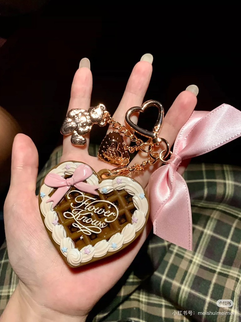 PHẤN PHỦ GẤU CHARM MÓC KHOÁ HOA BIẾT