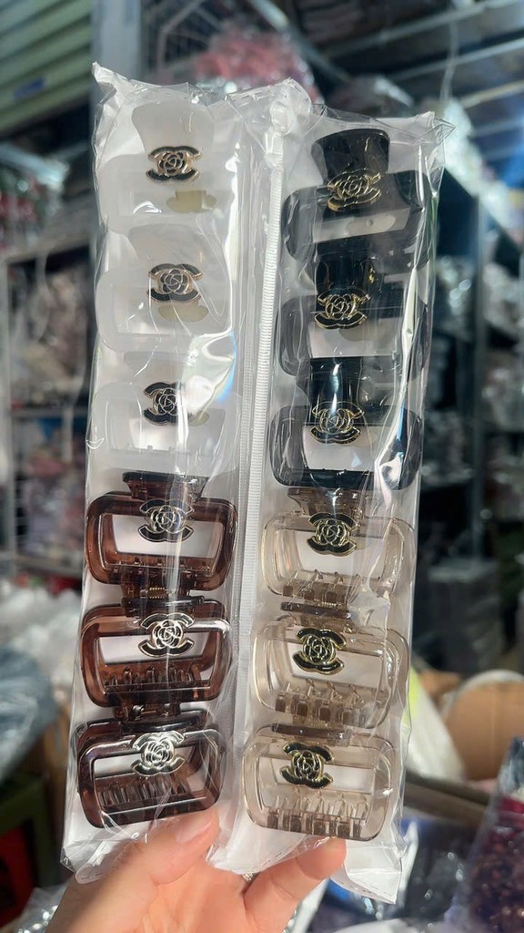 KẸP CUA CHARM HOA CHANEL VUÔNG NHỎ